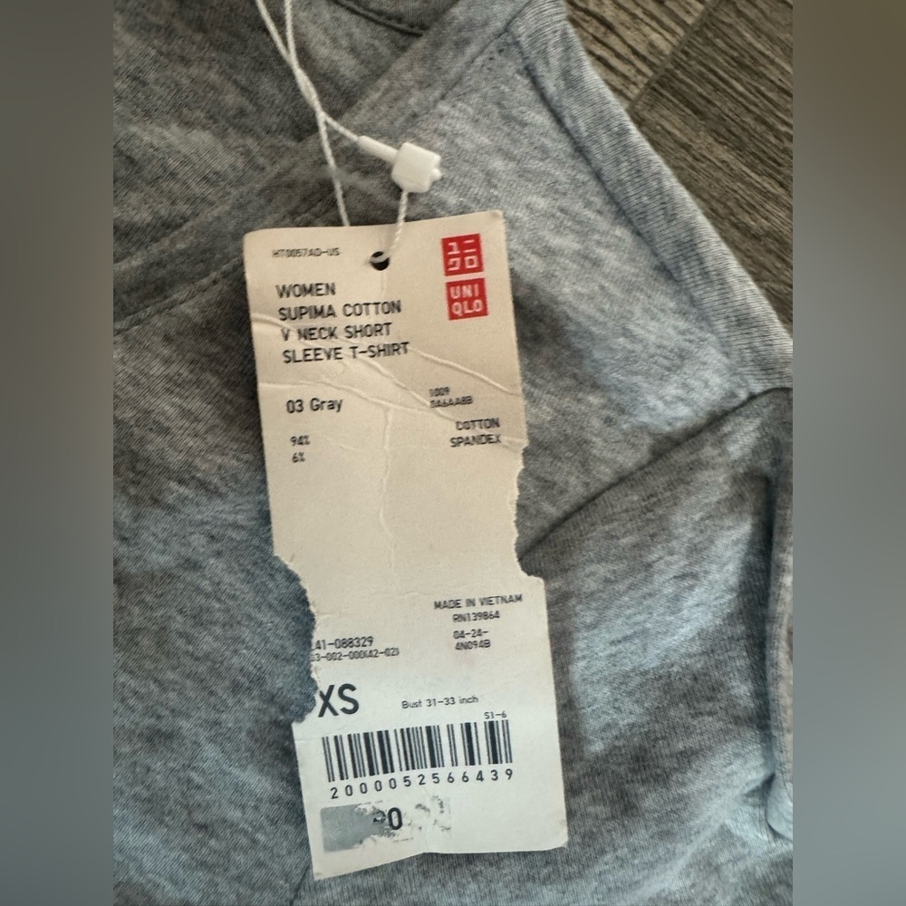 Uniqlo Heather Gray V-Neck Short Sleeve Tee - Picture 6 of 6